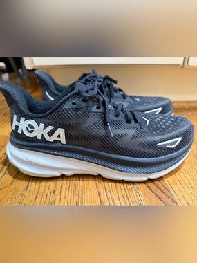 Hoka Women’s Black/White Hoka Clifton 9 Sneakers Sz 10